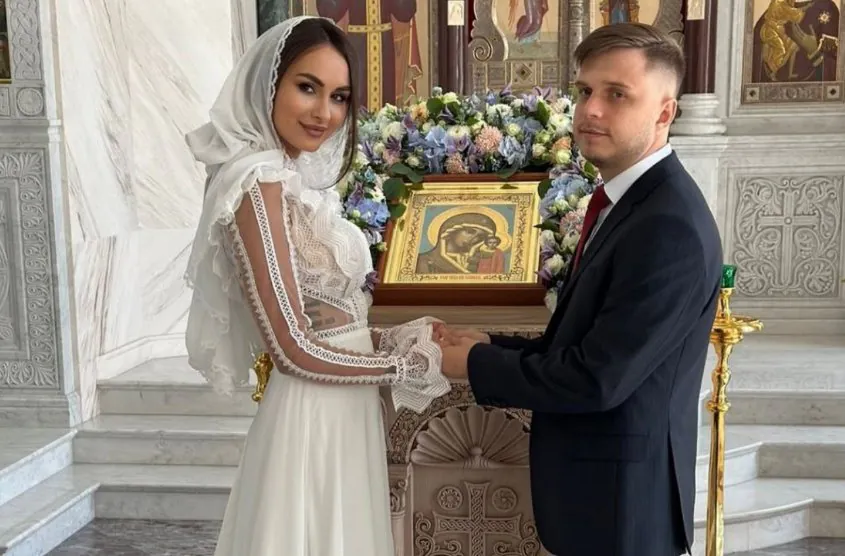 Валерия Ткачева, известная как Фрост, поделилась подробностями своей свадьбы с супругом.
