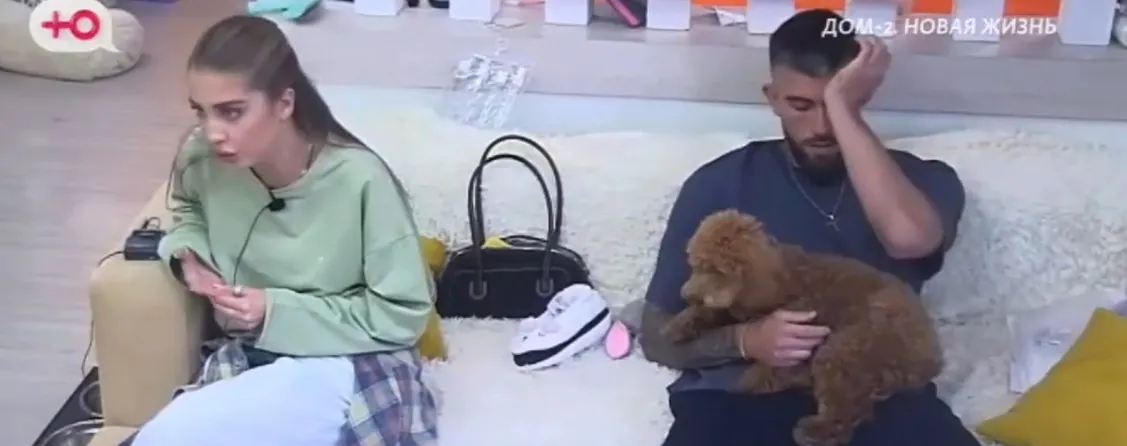 Григорьев страдает от обид, так как Квашникова забирает у него финансовые средства.