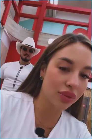 Сергей Хорошев одержал верх в диспуте о головном уборе с супругой Евгенией.