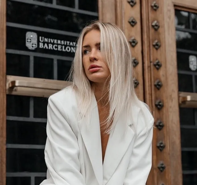 Пациентка по имени Кристина Лясковец рада результатам пластических операций, которые она сделала на лице и груди.