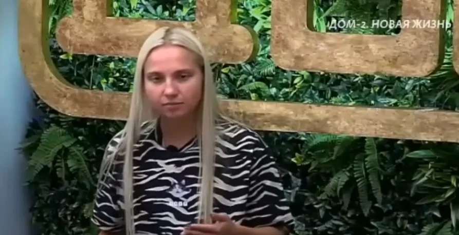Настя Филиппова обвинила маму Данко в причинении боли в самом начале их знакомства.