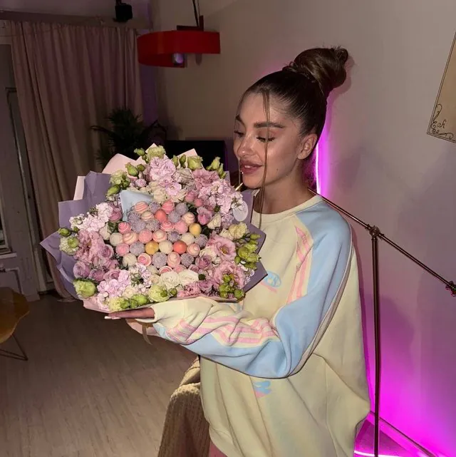 Поклонники порадовали Катю Квашникову сладким букетом