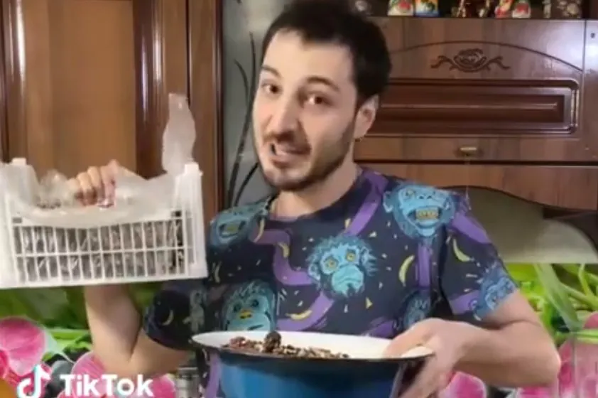 Иосиф Оганесян принял решение устроиться на склад, чтобы обеспечить своего сына.