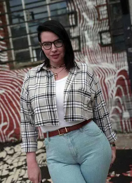 Саша Чepнo моет подъезд за деньги и собирает донаты с подписчиков