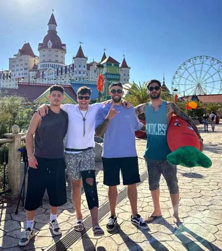 «Пиво, бургеры и футбол» - парням продлили отдых в Сочи