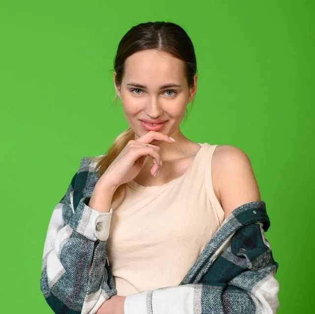 Профессиональные навыки мастера маникюра осваивает Виктория Салибекова.