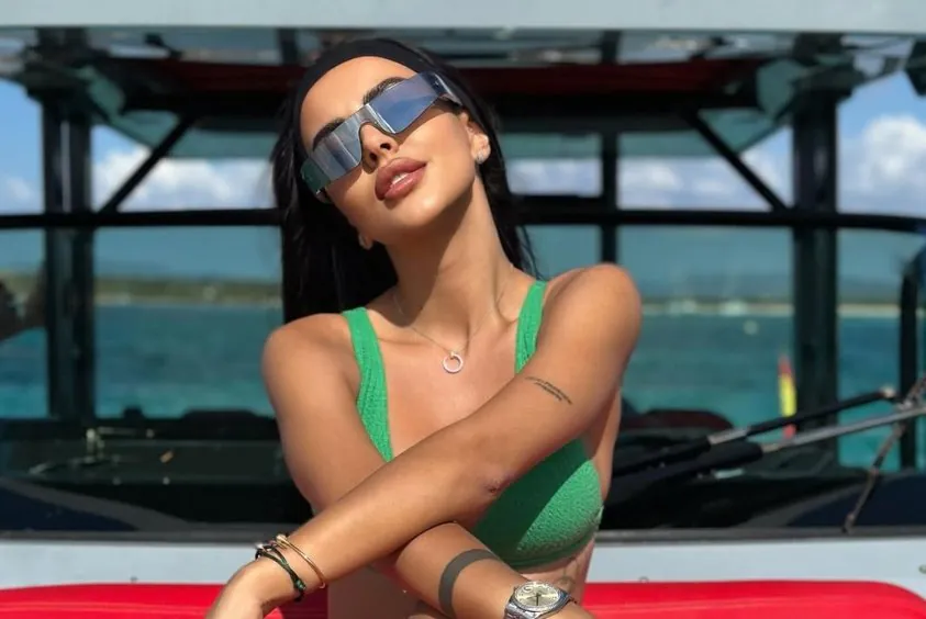 Кристина Бухынбалтэ попросила фанаток не преследовать её семью