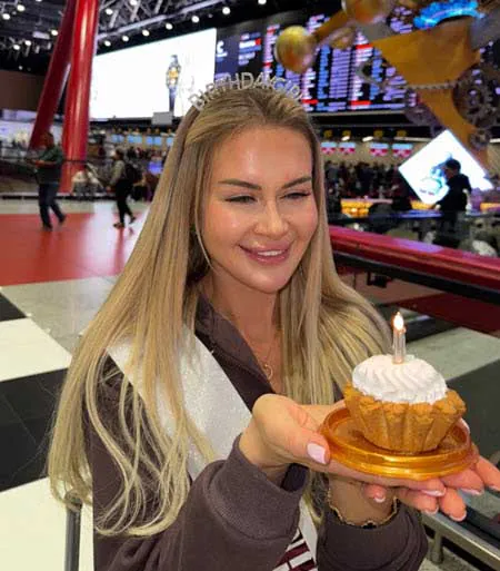 Марина Африкантова – день рождения в аэропорту