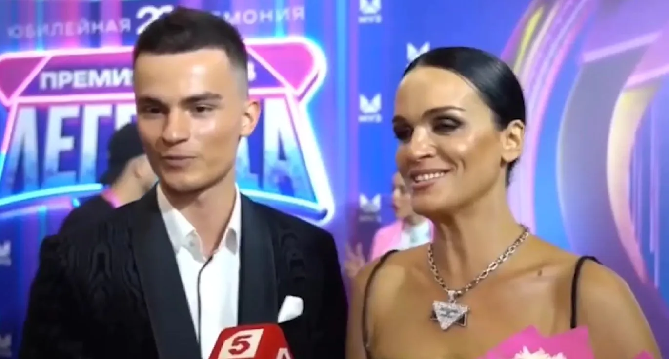 Слава и Серж выступили с новым хитом на Поляне Дома 2