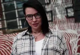 Саша Чepнo готова зарабатывать на сайтах для фетишистов, где «продают фотографии стоп, нижнее белье и т.д.»