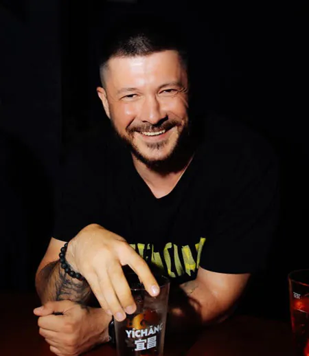 Дмитрий Шишкану работает ведущим в стриптиз-клубе «Эгоистка»