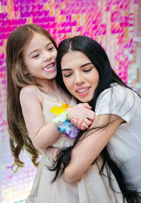 Ире Пингвиновой в декабре исполнилось 28 лет, а ее дочь Милана отметила первый юбилей